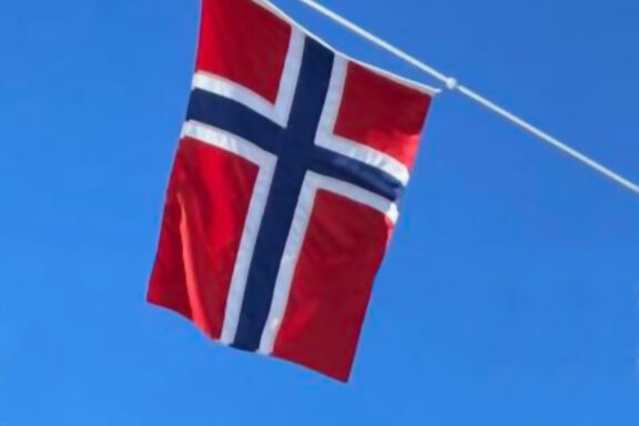 Flagg og blaa himmel