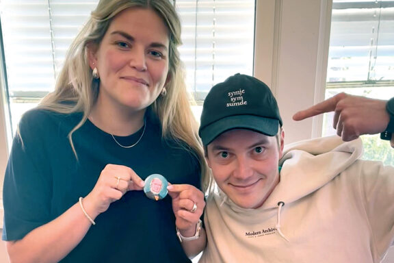 Foto av Hanne og Yngve på Nynorskdagen lysredigert av Arild og beskjært til nyhendebrev komprimert til nettside kopi