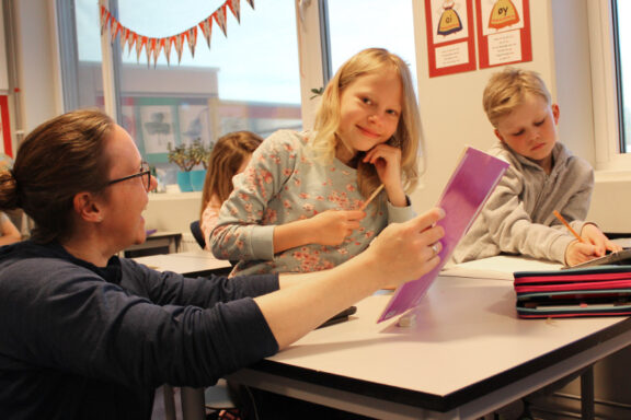 Laerar med elevar