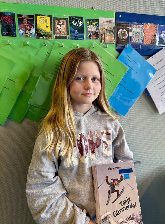 Anna Sigrid framføre leseplanken beskjært og komprimert til nettside