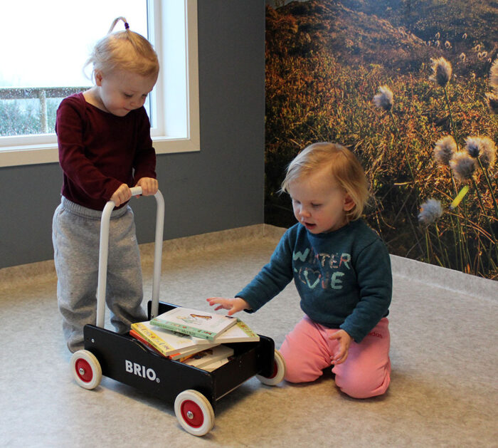 Barnehagefoto med trillevogn til nettside