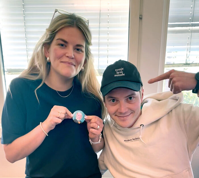 Foto av Hanne og Yngve på Nynorskdagen lysredigert av Arild og beskjært til nyhendebrev komprimert til nettside kopi