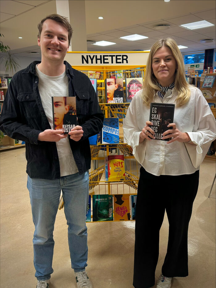 Foto av Hanne og Yngve på biblioteket