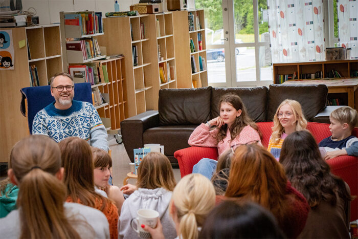 Geir Egil samtalar med barn på bibliotek til nettside
