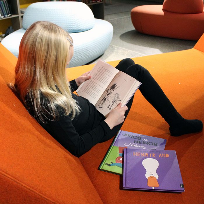 Illustrasjon Jente som les nynorske bøker
