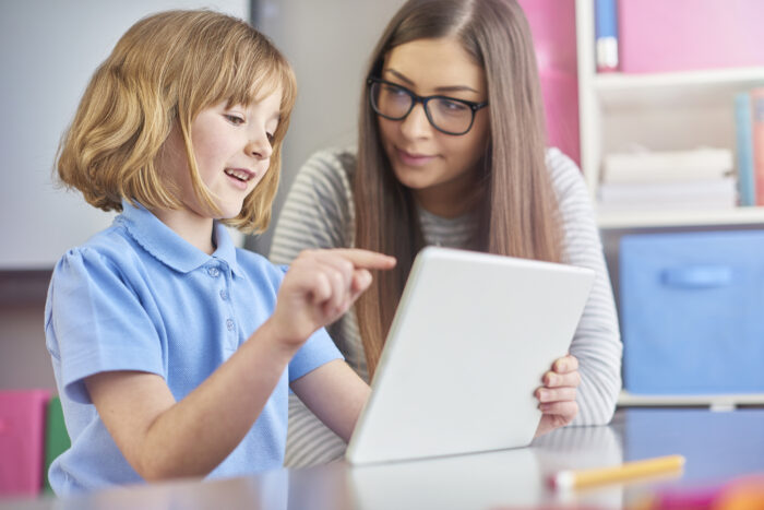 Jente og lærar med nettbrett kjøpt på istock Credit Sturti komprimert