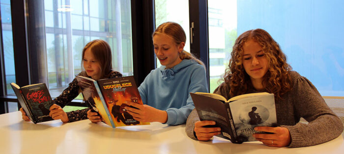 Jenter som les ungdomsbøker på nynorsk