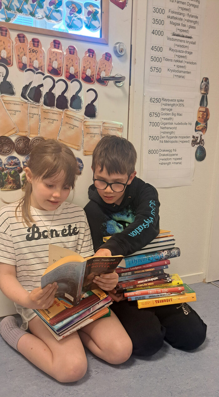 To barn som les i bøker komprimert til nettside